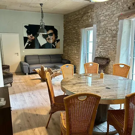 Backstage, Stylische Mit Whirlpool *