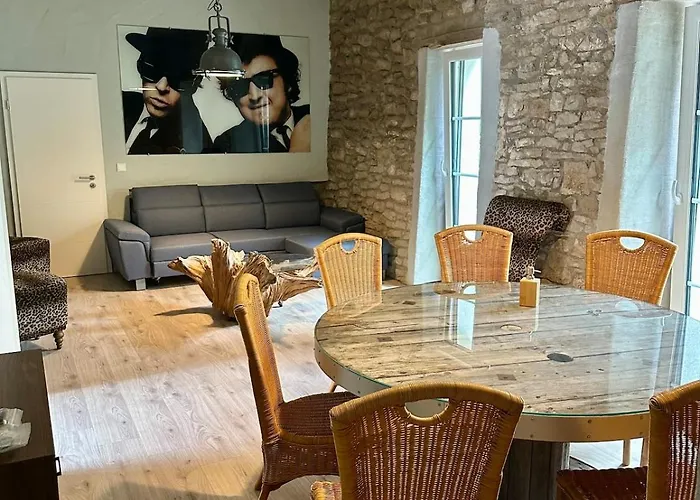 Backstage, Stylische Mit Whirlpool *