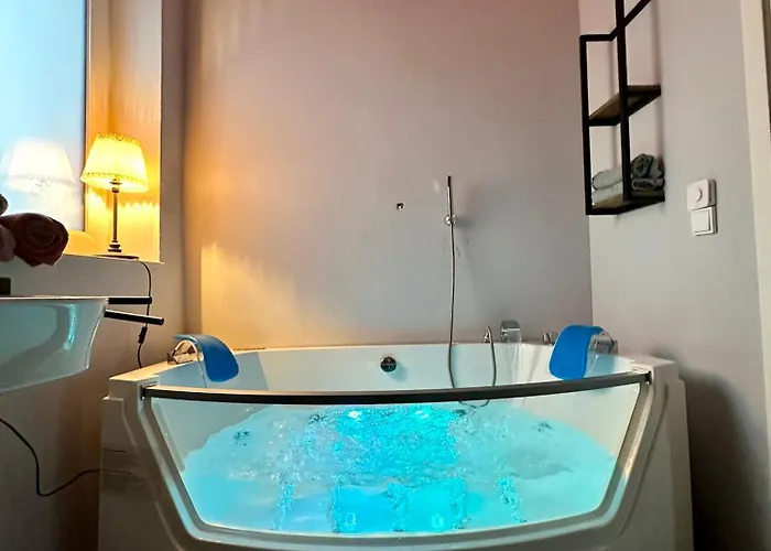 Backstage, Stylische Mit Whirlpool Lägenhet *